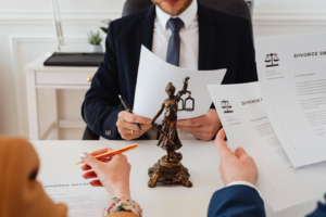 Litigation lawyer during divorce proceedings