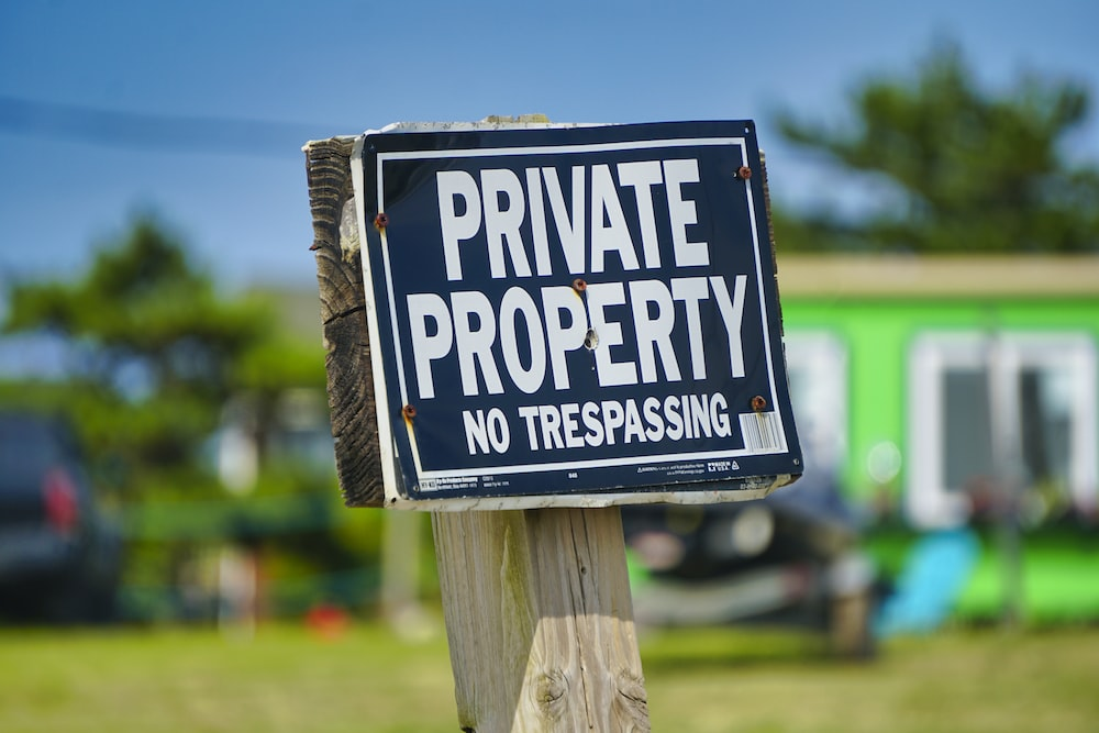 a no trespassing sign out in the yard